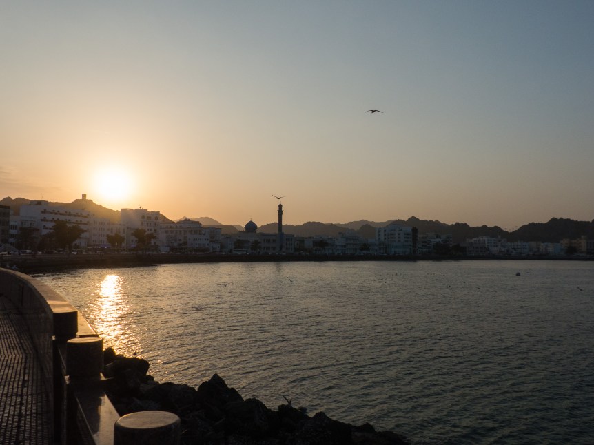 Sonnenuntergang im Hafen von Muscat