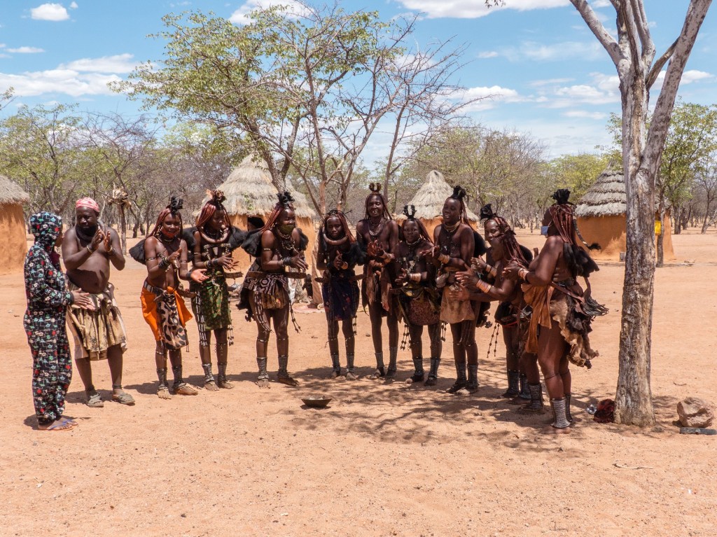 Singende und tanzende Himba